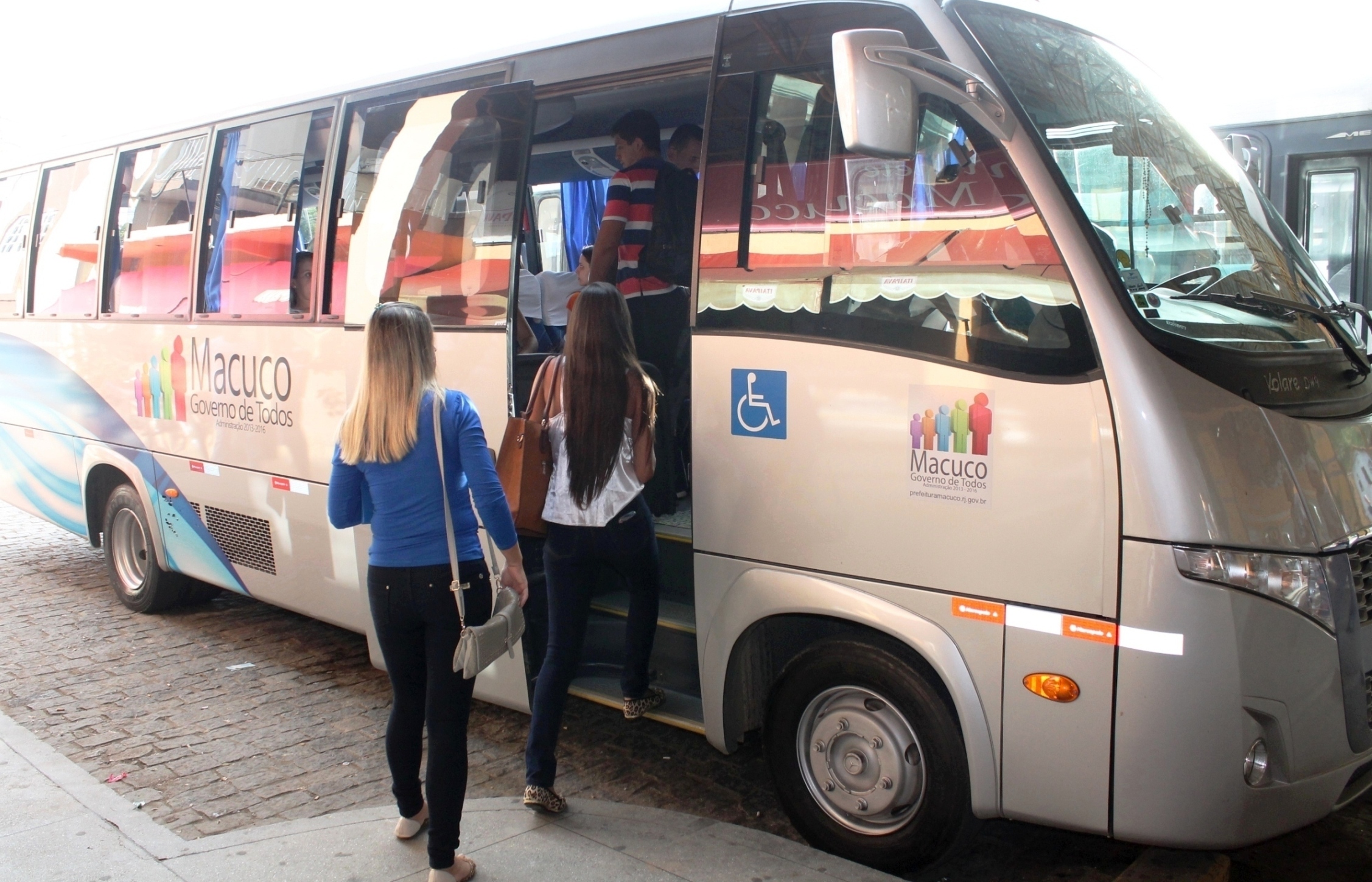 Transporte universitário, bolsas estudantis e limpeza urbana são mantidos