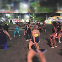 Atitude saudável e entretenimento caminhando de mãos dadas 